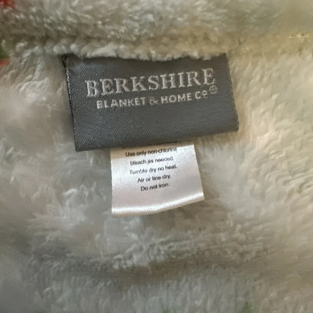OVERSIZED CHRISTMAS HOLIDAY THROW‎ BLANKET DOGS, TRUCKS, TREES 48x70